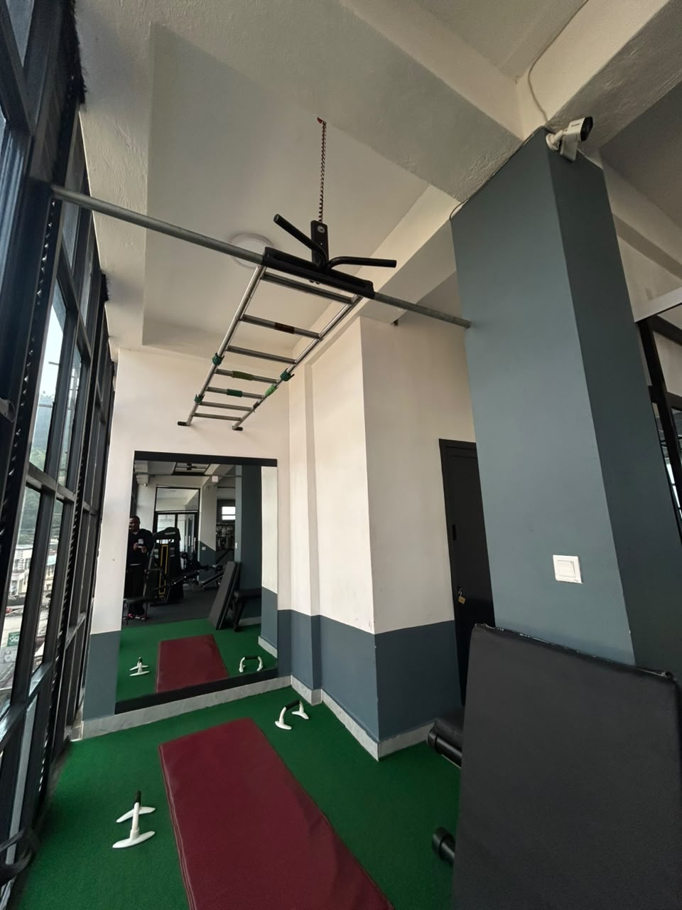 Functional training rig with pull-up bar and mats